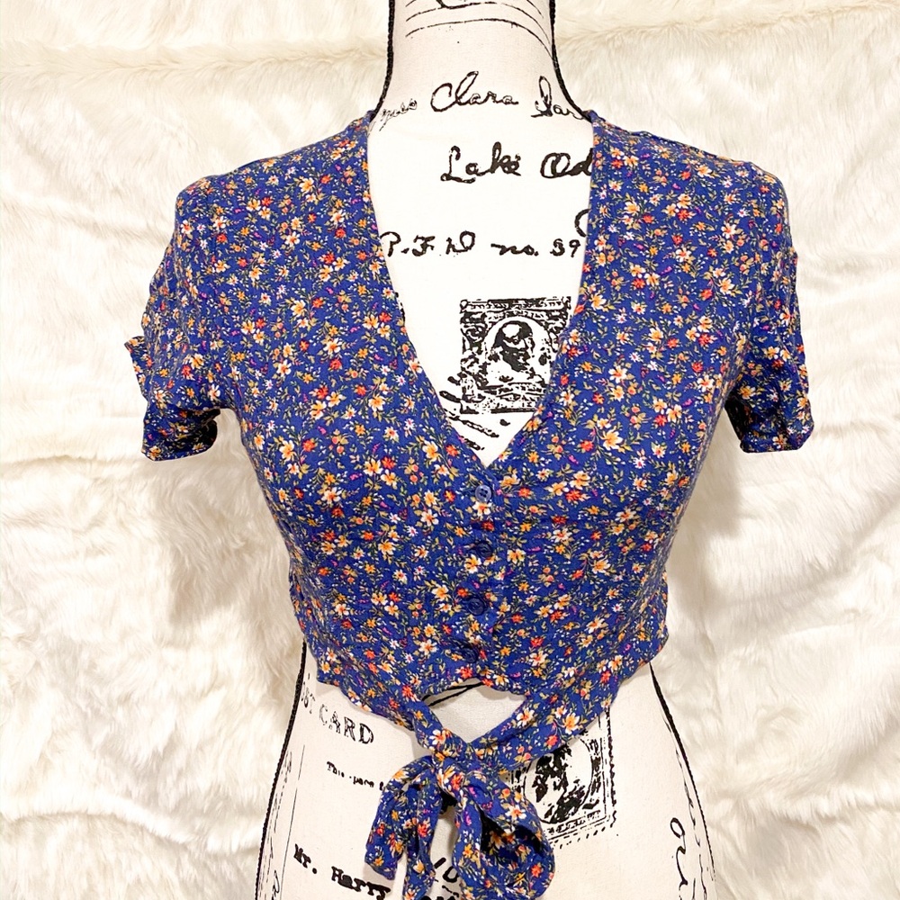 Colorful Flower Top from American Eagle 🌸🌺🌼🌷